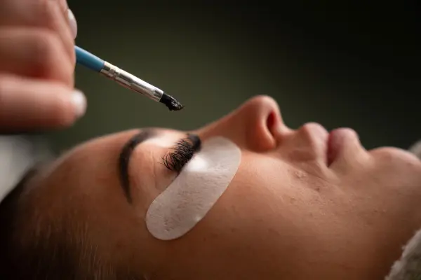 Tinting eyelashes
